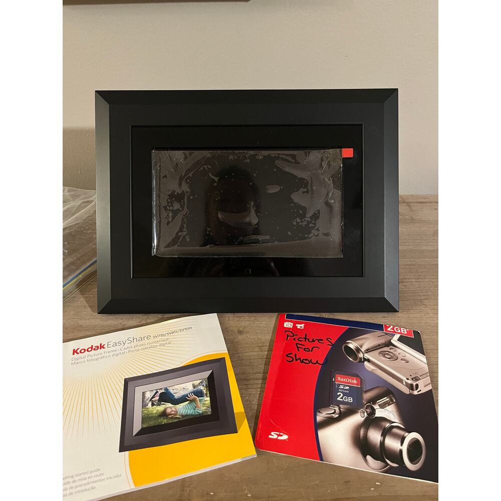 Kodak easy share 8” digital picture frame new.‎ Includes memory card & remote